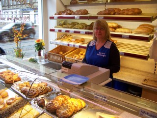 Bildinhalt: Fein-Bäckerei Freiberger ist neu in Leutzsch - Qualität seit 1797 | Frau Teichert verkauft frische Brötchen und leckeren Kuchen in Leutzsch / Foto: Enrico Engelhardt