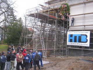 Bildinhalt: Richtfest OP-Gebäude Diakonissenkrankenhaus | Richtkranz-Aufzug; Foto: Christina Weiß